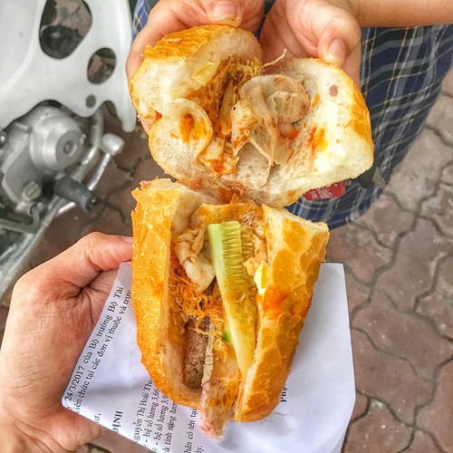 popular banh mi shops located through old quarter in hanoi hinh 5