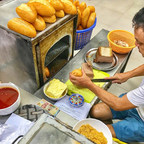 popular banh mi shops located through old quarter in hanoi hinh 6