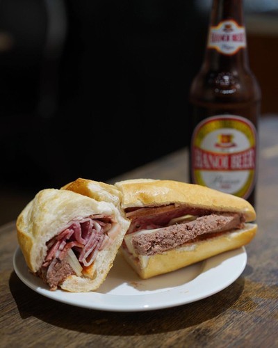 popular banh mi shops located through old quarter in hanoi hinh 8