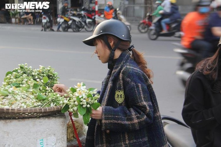 people across hanoi enjoy fresh scent of grapefruit flowers hinh 6