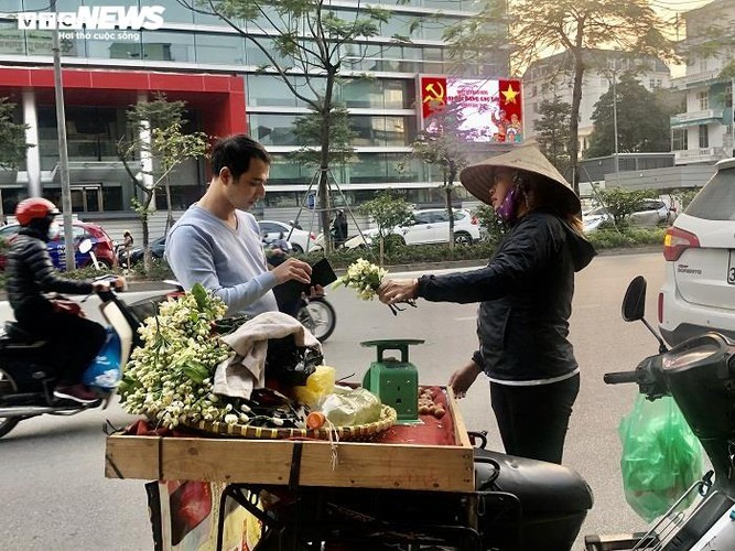 people across hanoi enjoy fresh scent of grapefruit flowers hinh 7