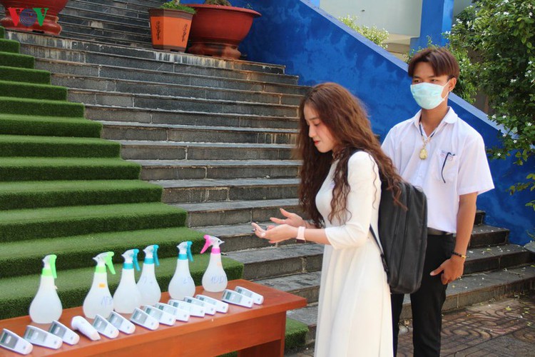 high-school students return after long break caused by covid-19 fears hinh 1