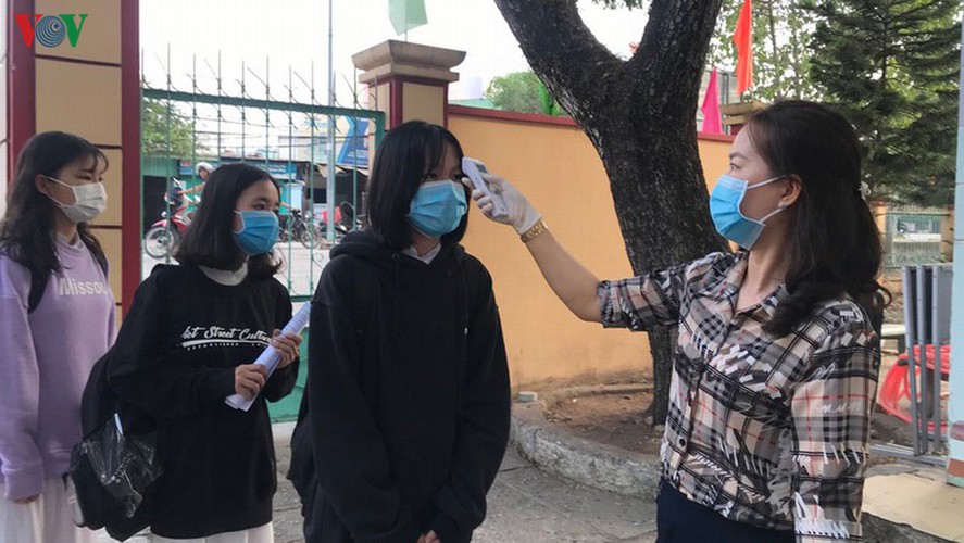 high-school students return after long break caused by covid-19 fears hinh 2