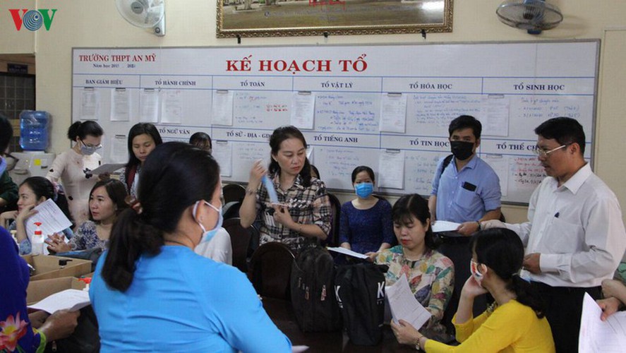 high-school students return after long break caused by covid-19 fears hinh 3