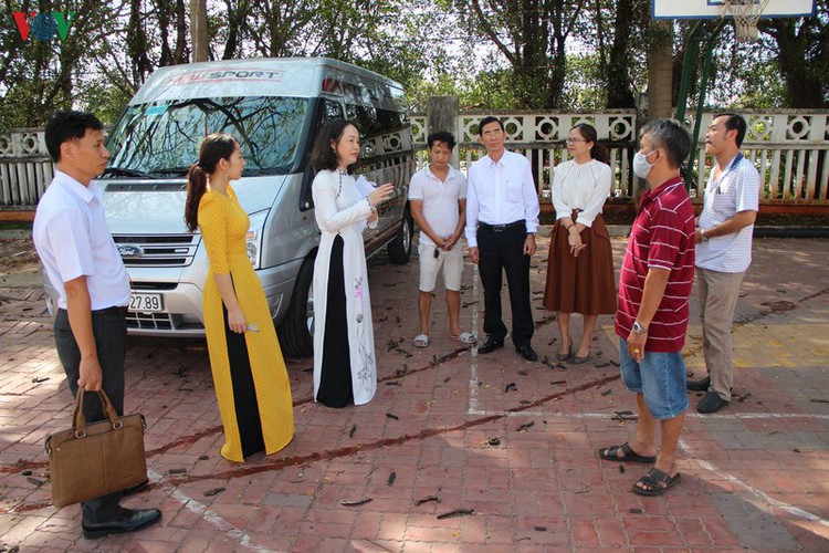 high-school students return after long break caused by covid-19 fears hinh 5