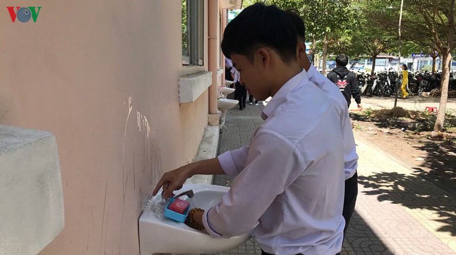 high-school students return after long break caused by covid-19 fears hinh 6