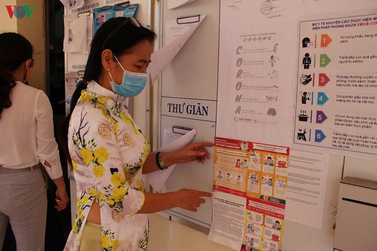 high-school students return after long break caused by covid-19 fears hinh 7