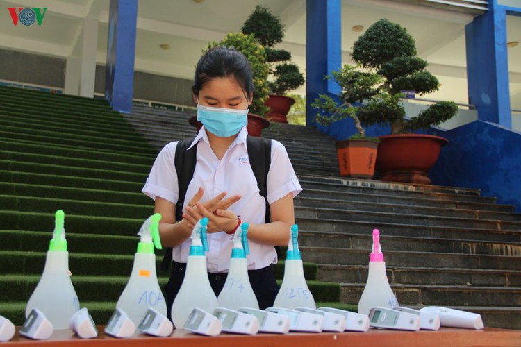 high-school students return after long break caused by covid-19 fears hinh 9