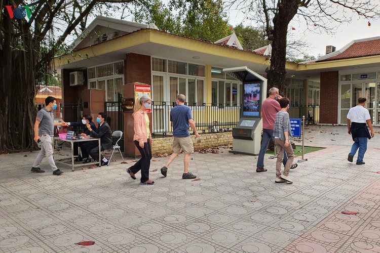 tourist sites in hanoi close to be disinfected amid covid-19 fears hinh 13