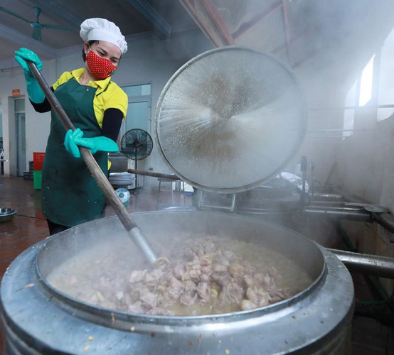 a closer look at the kitchen serving quarantined people in hanoi hinh 11