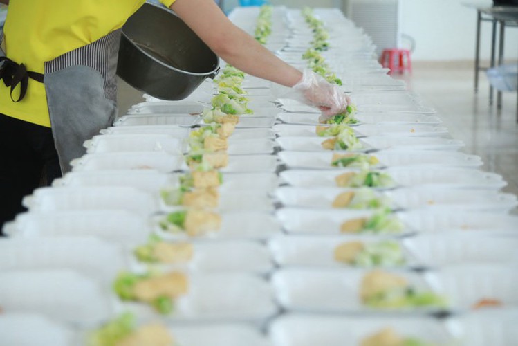 a closer look at the kitchen serving quarantined people in hanoi hinh 6