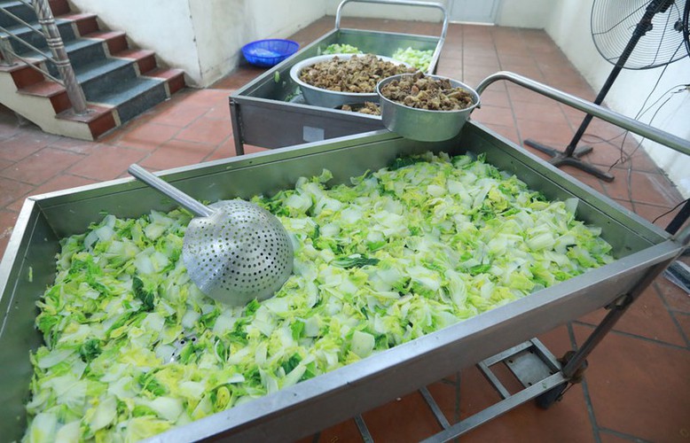 a closer look at the kitchen serving quarantined people in hanoi hinh 9