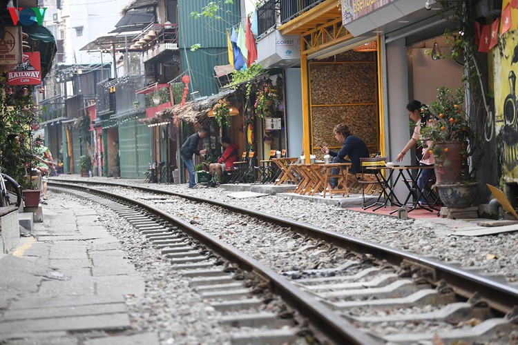 entertainment areas in hanoi deserted as covid-19 fears grip capital hinh 17