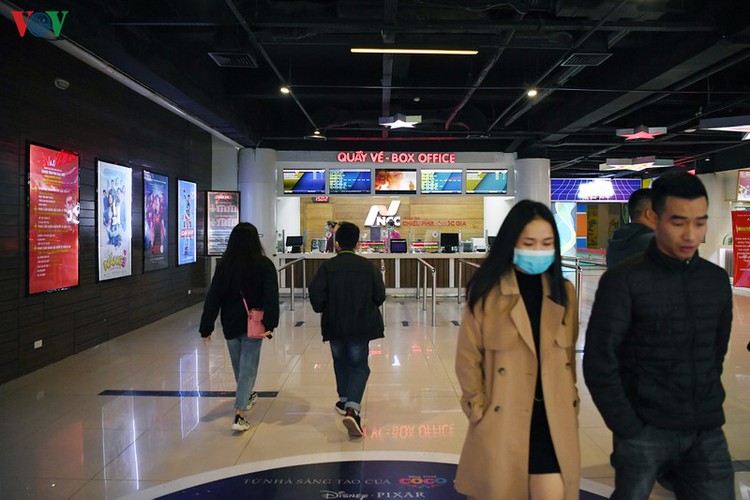 face masks, body temperature checks now compulsory at movie theatres hinh 2