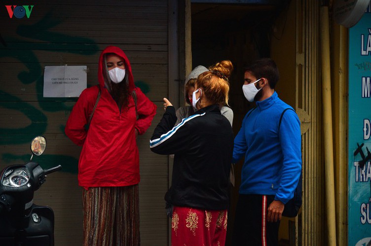 first day of face masks being compulsory comes into force in hanoi hinh 10