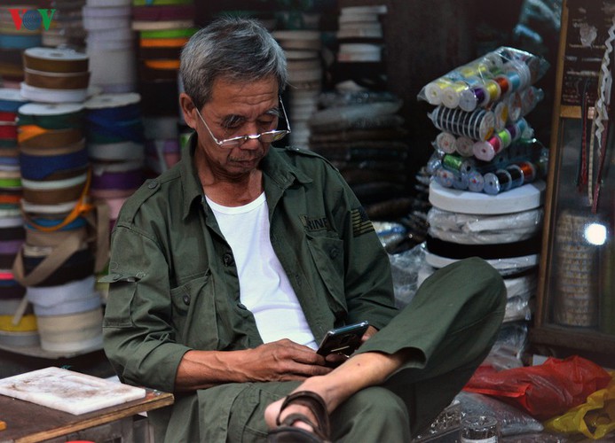 first day of face masks being compulsory comes into force in hanoi hinh 5