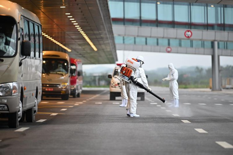 van don airport receives vietnamese expats from covid-19-hit areas hinh 5