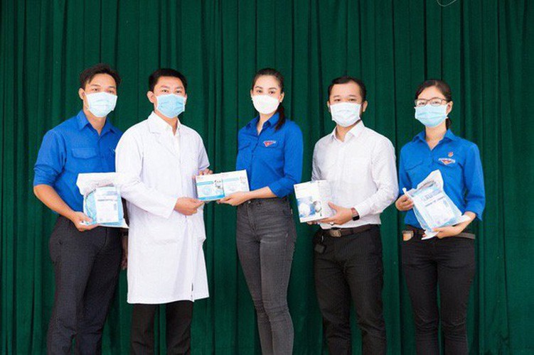 vietnamese celebrities donate vnd25 billion for covid-19 combat hinh 1