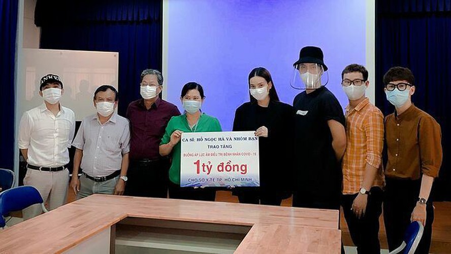 vietnamese celebrities donate vnd25 billion for covid-19 combat hinh 2