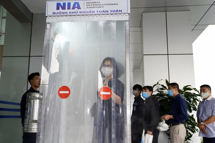 noi bai airport now equipped with mobile disinfection chamber hinh 1