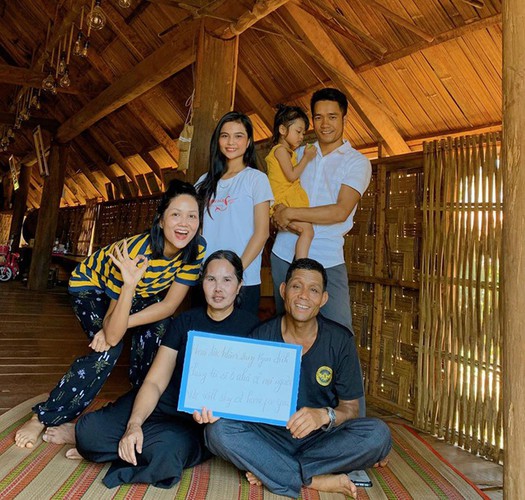 vietnamese celebrities call on people stay at home to combat covid-19 hinh 2
