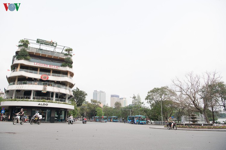 hanoi streets left deserted after business closures hinh 1