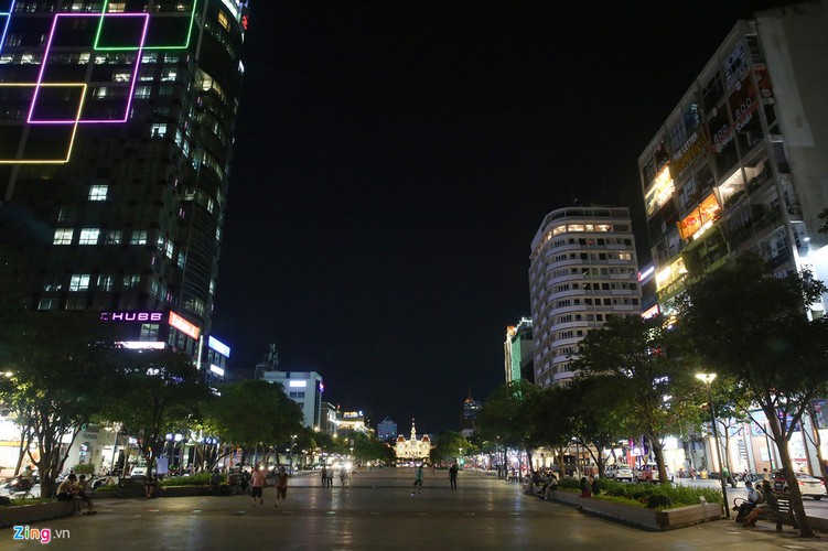 streets fall quiet in hcm city as businesses close hinh 12