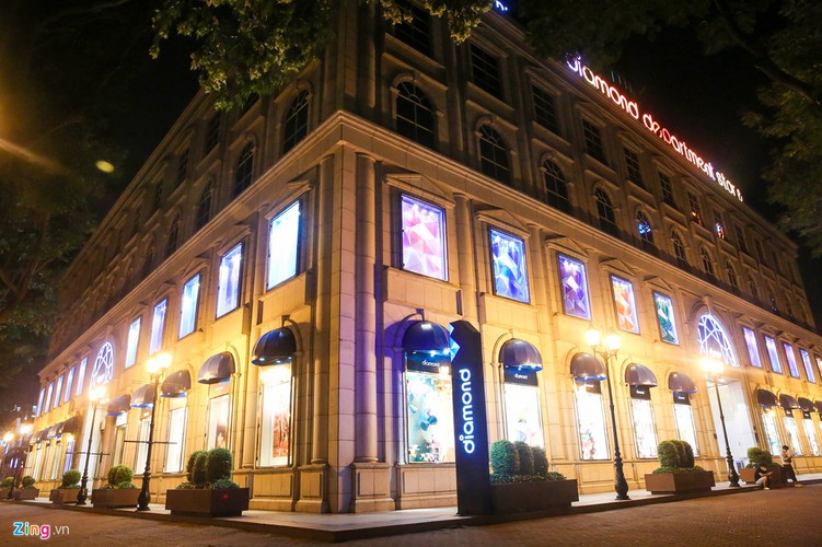 streets fall quiet in hcm city as businesses close hinh 13