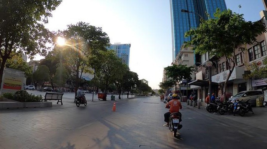 streets fall quiet in hcm city as businesses close hinh 3