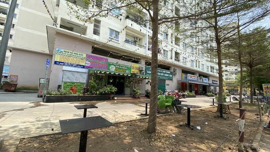 streets fall quiet in hcm city as businesses close hinh 4