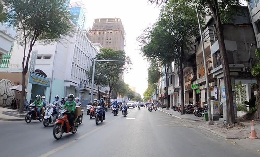 streets fall quiet in hcm city as businesses close hinh 5