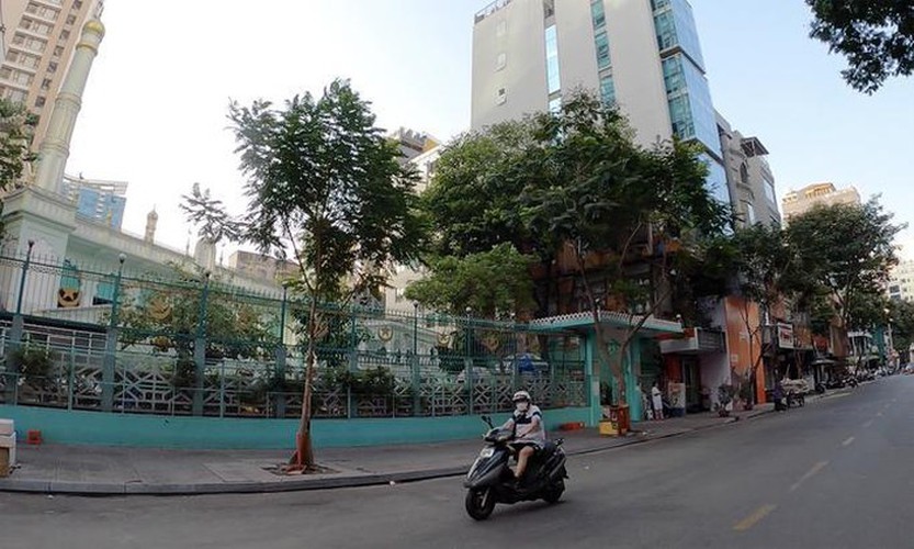 streets fall quiet in hcm city as businesses close hinh 7