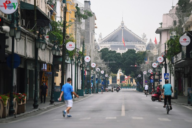 hanoi streets fall silent ahead of official closure of businesses hinh 9