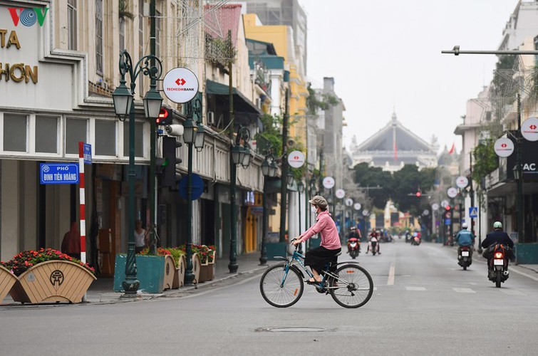 hanoi streets fall silent ahead of official closure of businesses hinh 10