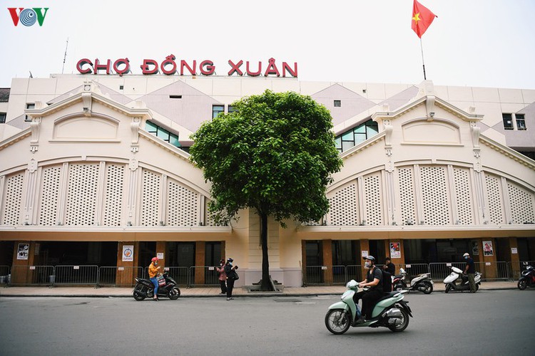 hanoi streets fall silent ahead of official closure of businesses hinh 11