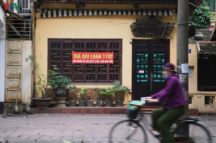 hanoi streets fall silent ahead of official closure of businesses hinh 13