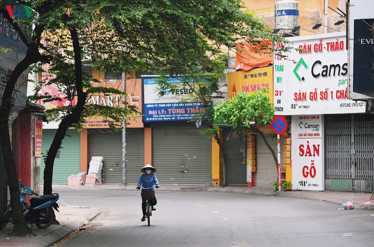 hanoi streets fall silent ahead of official closure of businesses hinh 14