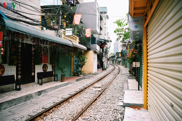 hanoi streets fall silent ahead of official closure of businesses hinh 15