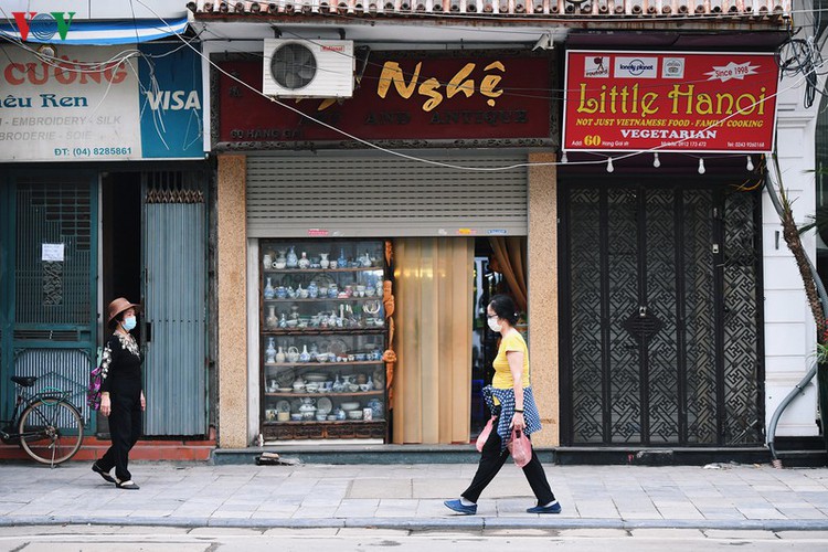 hanoi streets fall silent ahead of official closure of businesses hinh 1