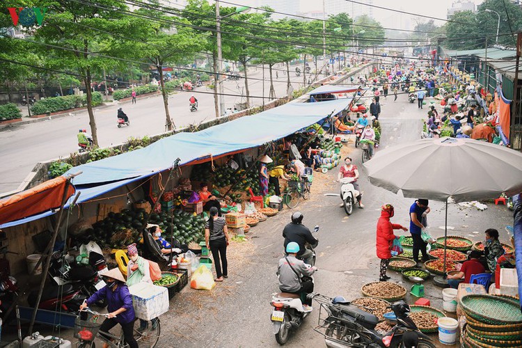 hanoi streets fall silent ahead of official closure of businesses hinh 18