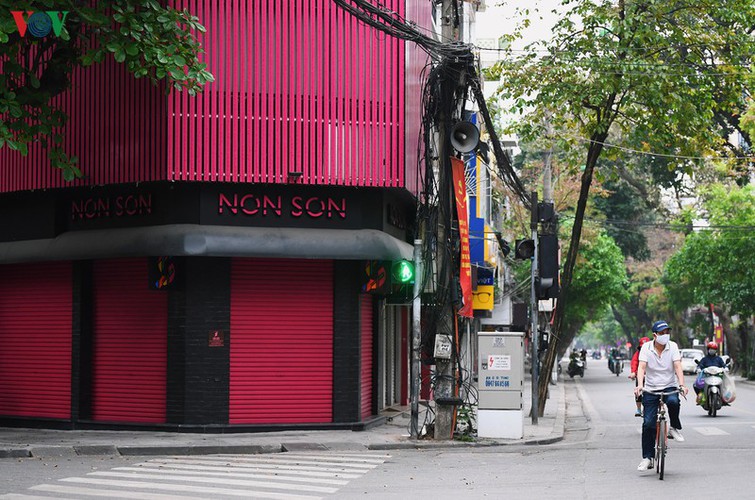 hanoi streets fall silent ahead of official closure of businesses hinh 2