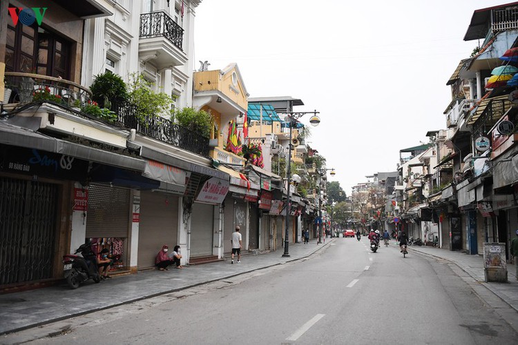 hanoi streets fall silent ahead of official closure of businesses hinh 3