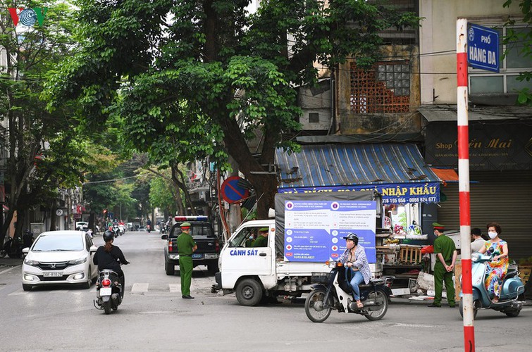 hanoi streets fall silent ahead of official closure of businesses hinh 5