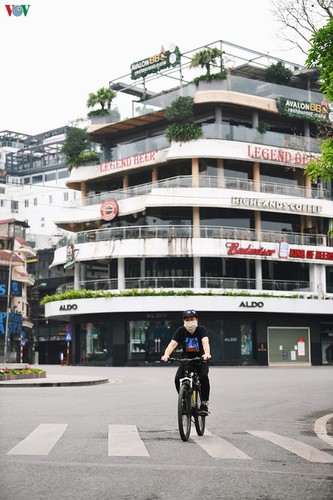 hanoi streets fall silent ahead of official closure of businesses hinh 7