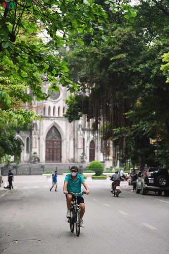 hanoi streets fall silent ahead of official closure of businesses hinh 8