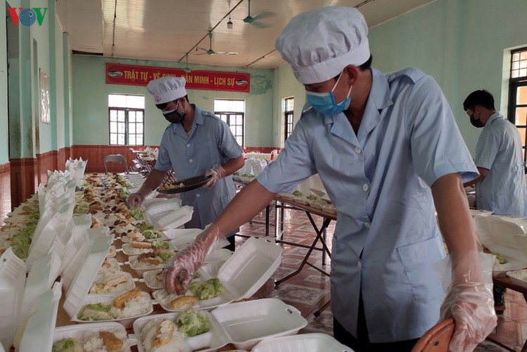 soldiers rise to challenge of caring for people in quarantine hinh 11