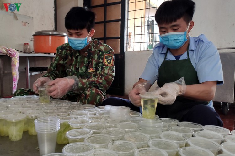soldiers rise to challenge of caring for people in quarantine hinh 14
