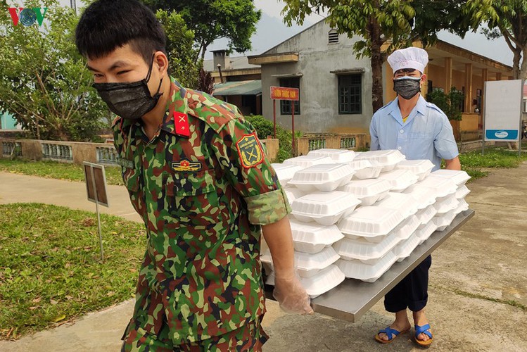 soldiers rise to challenge of caring for people in quarantine hinh 15