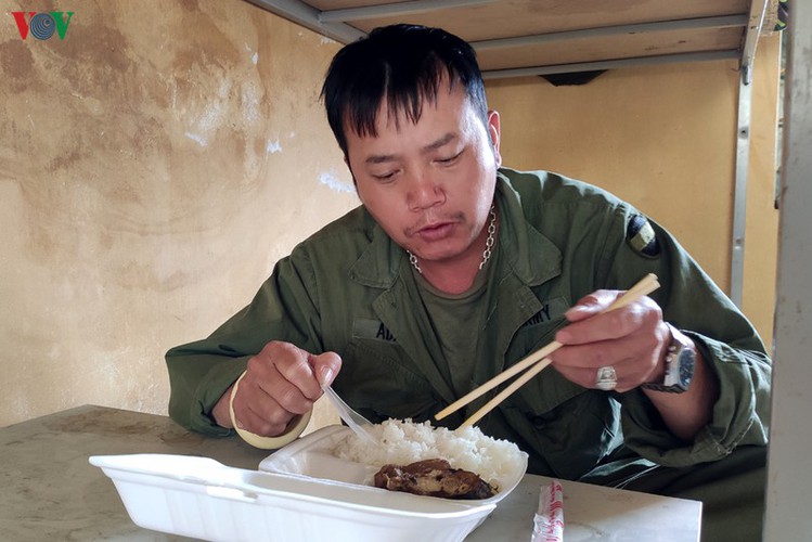 soldiers rise to challenge of caring for people in quarantine hinh 17