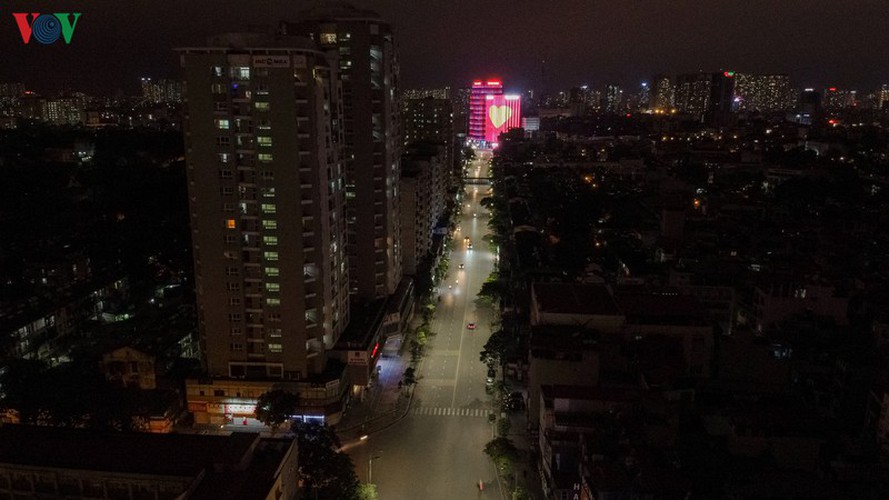 streets of hanoi fall silent as they sparkle at night hinh 10